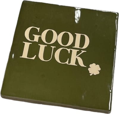 Hippe tegeltje met tekst: Good Luck | Olijfgroen met beige | Gepersonaliseerde cadeau | Hippe Spreuktegel | Nieuwe woning cadeau | Housewarming cadeau