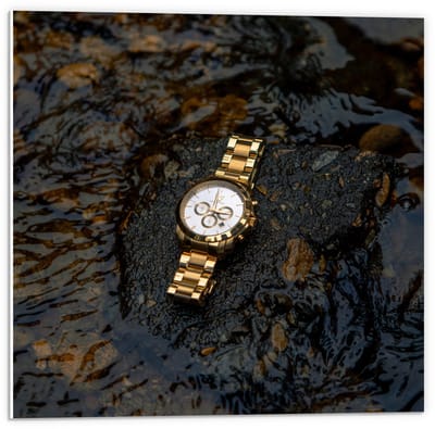 Forex - Goude Horloge op Waterige Steen - 50x50cm Foto op Forex