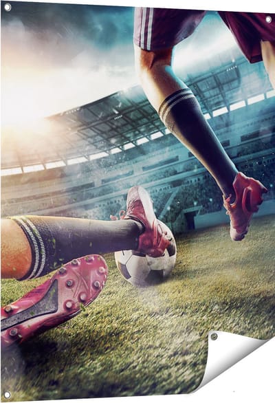 Gards Tuinposter Voetbal Sliding in het Stadion - 80x100 cm - Tuindoek - Tuindecoratie - Wanddecoratie buiten - Tuinschilderij