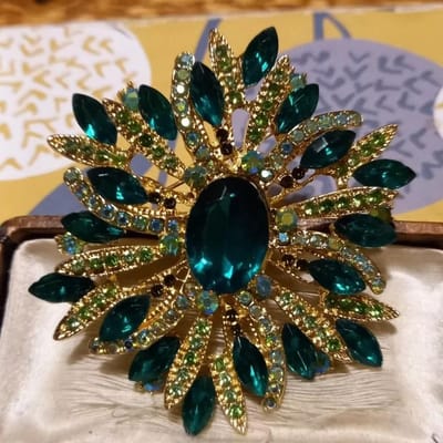 Luxe Dames Heren Glanzende Kristallen Schitterende Badges Broche Klassiek Exquise Midden Design Strass Bloem Speld Accessoires Voor Dame brown