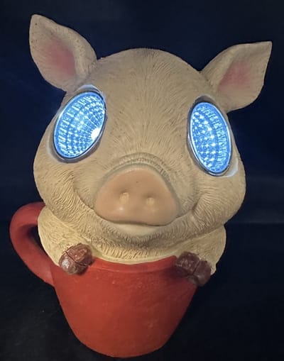 Polyresin solarlamp "varken in mok" - meerkleurig - met 2 LEDs - Staand model - hoogte 14 x 8 x 7 cm - Tuindecoratie - Tuinverlichting