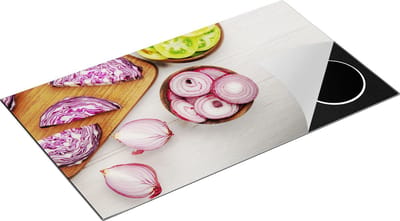 Chefcare Inductie Beschermer Gesneden Uien op een Witte Houten Tafel - 90x50 cm - Afdekplaat Inductie - Kookplaat Beschermer - Inductie Mat