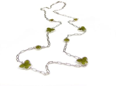 lange zilveren halsketting collier halssnoer gerhodineerd Model Vlinder en Bol met kaki groene stenen