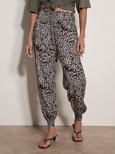 Joggingbroek met smockwerk in de taille en dierenprint