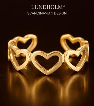 Lundholm Ring Dames Goud Kleurig Hartjes – Moederdag Cadeau – Premium Stainless Steel Jewellery Gold Plated Ring met Verbonden Hartjes – My Saksun Serie – One Size – Hypoallergeen & Waterproof – Valentijn - Inclusief Luxe Geschenkverpakking