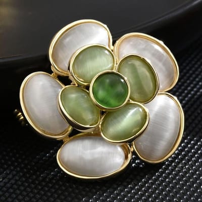 Luxe Vrouwen Elegant Bloem Kristal Broches Vintage Retro Hoge Kwaliteit Parel Badges Corsage Exquise Pin Voor Vrouwen Feest white