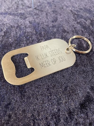 Vaderdag - Bieropener - Vaderdag cadeau - cadeau voor papa - uniek cadeau - bieropener met gravering - laser graveren - opener met laser gravering - laser graveren op metaal - bieropener sleutelhanger