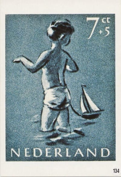 Briefkaart met afbeelding jongentje met zeilboot postzegel