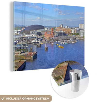 ® Glasschilderij 160x120 cm - Schilderij acrylglas - De haven van het Europese Cardiff tijdens een zonnige dag - Foto op glas - Muurdecoratie woonkamer - Wanddecoratie slaapkamer - Schilderijen