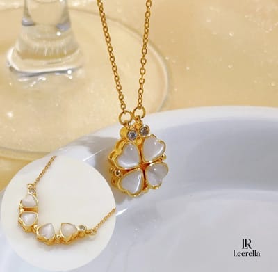 Lerella Goudkleurige Ketting met Parelmoer Klavertjes en Zirkonia – Verstelbare RVS Damesketting 40+5 cm – Elegante Vierbladige Klaver Hanger met Hartvormige Moederparel – Symbolisch Gelukssieraad voor Dagelijks Gebruik