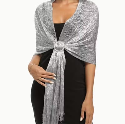 Chique Stola met ronde gesp - Cape – Omslagdoek – Sjaal met prachtige glans - Zilver - Grijs - Puur - Bruid - Bruiloft - Feest - Bruidsmoeder – Bruidsmeisje - Avondjurk - Feestjurk - Gala - Glamour – Feestjurk – Event - Kerst - DH collection