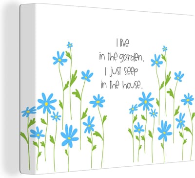 Canvas Schilderij Spreuken - I live in the garden I just sleep in the house - Quotes - 40x30 cm - Wanddecoratie