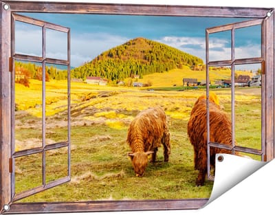 Gards Tuinposter Doorkijk Twee Schotse Hooglanders bij een Dorp - 90x60 cm - Tuindoek - Tuindecoratie - Wanddecoratie buiten - Tuinschilderij