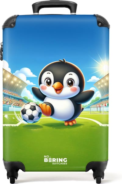 NoBoringSuitcases.com - Kinderkoffer - Pinguïn met voetbal in een stadion - Past binnen 55x40x20 cm en 55x35x25 cm - Handbagage - Trolley op wieltjes - Reiskoffer met wielen - Rolkoffer - Kindertrolley jongen - Koffer kinderen