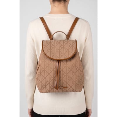 Calvin Klein Emblem All-over Print Jacquard Bag Cornstalk Taglia: OS | Zaini Outlet | Donna