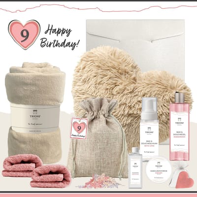 Geschenkset “9 Happy Birthday!” - 10 producten - 1580 gram | Triomf Original - Cadeau voor haar 9 jaar Wellness Cadeaupakket Meisje Kussen Hartje Fleecedeken Gefeliciteerd Verjaardag Feestje Cadeau Pakket Luxe Cadeaubox Party Girl Gift Roze Beige