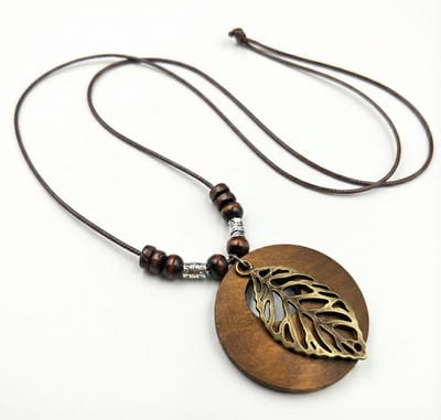 Bruine ketting voor dames en heren met houten kralen en ronde hanger met bladvorm