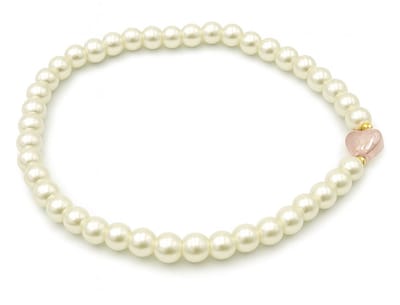 Parelarmband dames - ivoorkleur - glaskralen - roze glazen hartje - 6mm - 17,5 cm