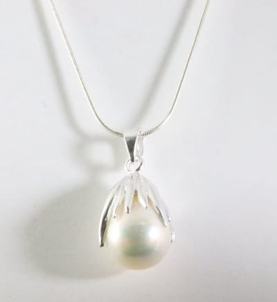 Hoogglans zilveren hanger met witte zoetwater parel aan ketting