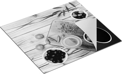 Chefcare Inductie Beschermer Olijven met Kruiden op een Houten Tafel - Zwart Wit - 60x50 cm - Afdekplaat Inductie - Kookplaat Beschermer - Inductie Mat