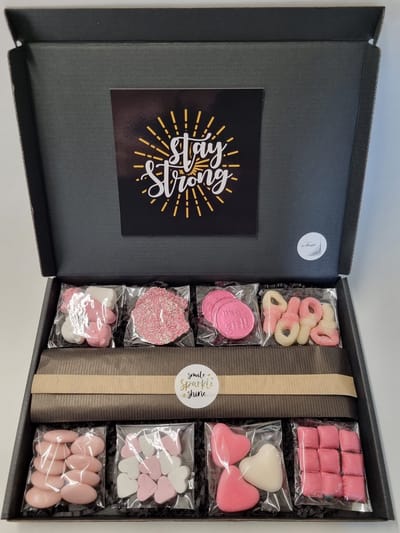 Geboorte Box - Roze met originele geboortekaart 'Stay Strong' met persoonlijke (video)boodschap | 8 soorten heerlijke geboorte snoepjes en een liefdevol geboortekado