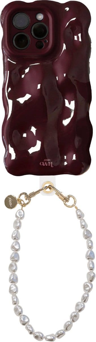 xoxo Wildhearts Bubbly case Burgundy with Cord - Geschikt voor iPhone 13 Pro - Hoesje met bobbeltjes inclusief parelketting - Kort Pearlfection koord - Krullende golfvorm - Telefoonhoesje met koord - Afneembaar koord - Burgundy / Bordeaux Rood