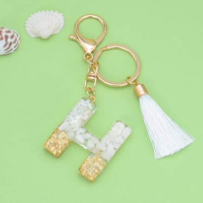 Letter Sleutelhanger A-Z – Luxe Initialen Sleutelhanger met Pompon & Kwastje – Tashanger voor Dames & Meisjes – Accessoire voor Sleutelbos, Handtas, Rugzak & Autosleutel – Persoonlijk Cadeau voor Vrouw, Moeder, Dochter & Vriendin
