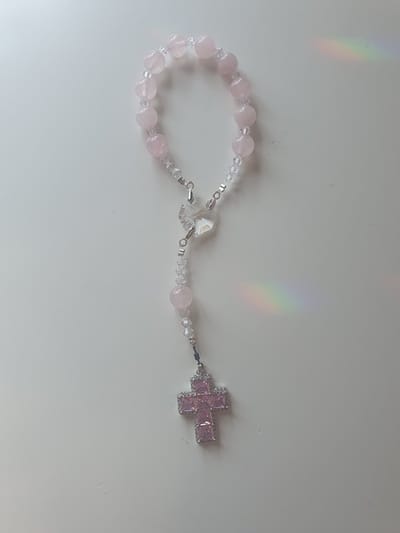 Rozenkrans - Tientje - Paternoster, gemaakt met Rozenkwarts halfedelsteen kralen en o.a. kristallen van Swarovski, (gebedssnoer, kerst, eerste communie, geloof, ketting, Hanger, kruisteken, kruis, meditatie, mediteren, gebed, spiritueel)