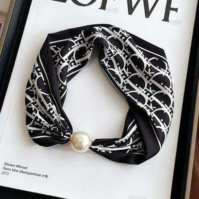 Magnetische sluiting sjaal - bedrukte halsdoek - imitatie zijde - veelzijdige dunne nekwarmer - ook te gebruiken als blouse, sjaal of decoratieve accessoire -Letter D kralen sluiting, 47 * 13cm