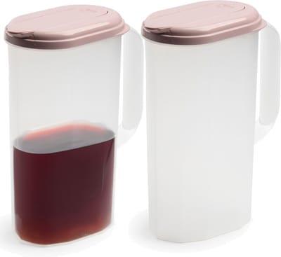 Plasticforte Waterkan met deksel - 2x stuks - 2 liter - roze/ transparant - kunststof - smalle schenkkan die in de koelkastdeur past