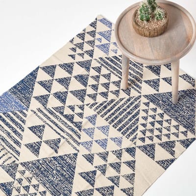 Homescapes Delphi katoenen vloerkleed met geometrisch patroon in blauw en wit, 90 x 150 cm