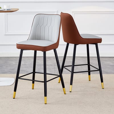 Set van twee barkrukken, 100 cm hoog, gemaakt van lichtgrijs/bruin PU-leer in combinatie met een zwart metalen frame en comfortabele voetensteun. De ideale keuze voor uw thuisbar.