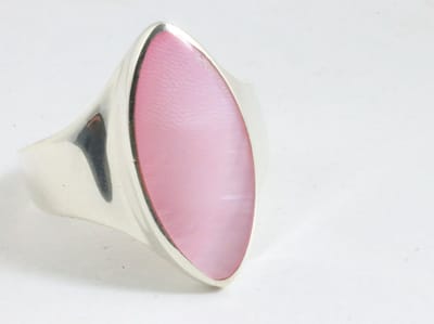 Hoogglans zilveren ring met roze parelmoer - maat 17