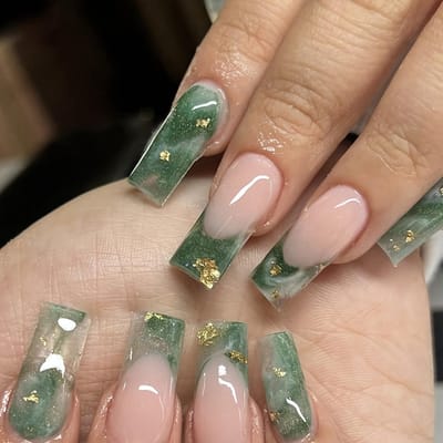 24 stuks Smaragdgroene Middellange Kistvormige Nepnagels - Gouden Glitter Decoratie Nagels voor Moeder Vrouwen Cadeau Afneembare Nepnagels groen