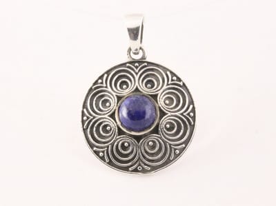 Ronde bewerkte zilveren hanger met lapis lazuli