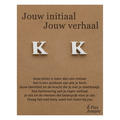 Letter K Oorbellen op Cadeau Kaartje - Jouw initiaal, jouw verhaal - Zilverkleurig Stainless Steel - 7mm Initiaal Oorknopjes- Pax Amare