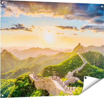 Gards Tuinposter De Chinese Muur door de Bergen met Zon - 100x80 cm - Tuindoek - Tuindecoratie - Wanddecoratie buiten - Tuinschilderij