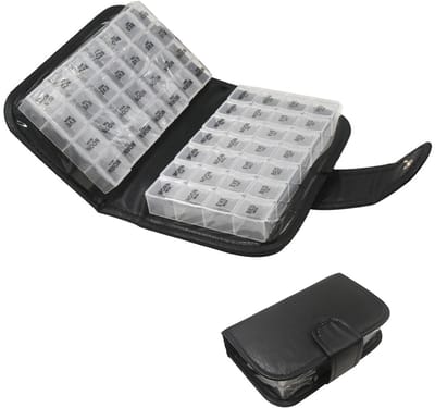 Pillendoos met 56 vakjes - Pillendoos in portemonnee-stijl - Draagbare pillendoos - Medicijnorganizer - Met gesp - Geschikt voor op reis en het organiseren van medicijnen - Zwart-19x14x5cm