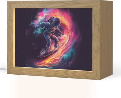 Nachtlampje 20x15 cm - Kinder lampje - Astronaut - Ruimte - Surfen - Kleurrijk - Tafellamp kinderkamer - Slaapkamer lamp - Bedlamp kinderen - Kinderlampje stopcontact - Wandlamp babykamer - Nachtlampjes