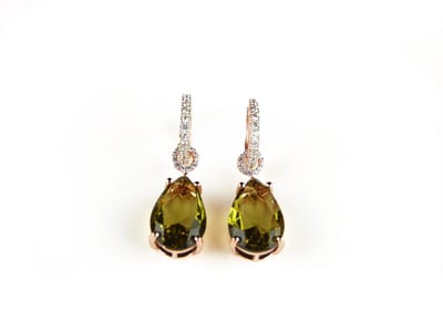 Zilveren oorringen oorbellen met groene kaki druppelvormige steen en cubic zirconia