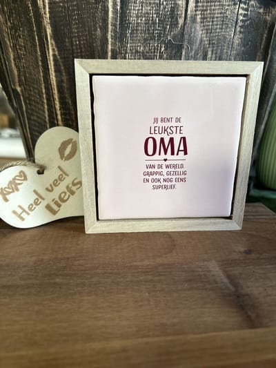 Creaties van Hier -Liefs in een lijstje Oma met houten hartje - 12 cm – Keramiek