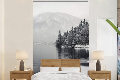 Behang - Fotobehang Water - Winter - Natuur - Dennenboom - Breedte 145 cm x hoogte 220 cm