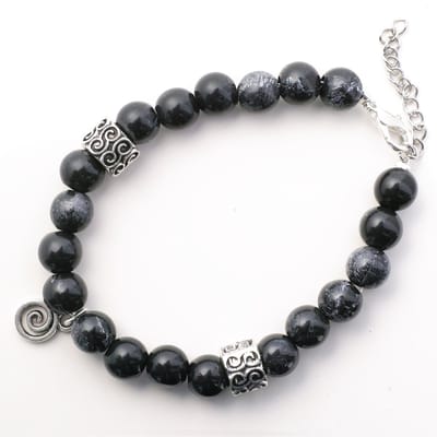 Armband - zwarte nature like kralen met spiraalbedeltje