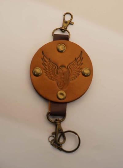Leren sleutelhanger vliegend wiel in het beige / bruin - biker sleutelhanger - motorrijder sleutelhanger - lederen sleutelhangers - bikers keyring - leather keyring - biker symbool sleutelhanger - stoere sleutelhangers - ruige sleutelhanger