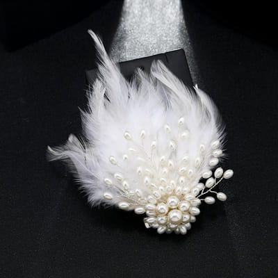 Vrouwen Meisjes Elegante Veer Parel Vintage Broche Badges Klassieke Dame Banket Bruiloft Pak Jurk Kristal Accessoires Sieraden Spelden white