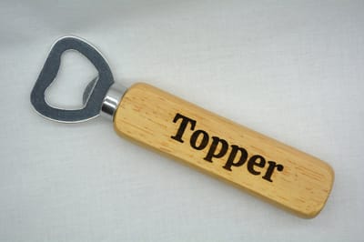 Houten Flesopener - Bieropener met tekst "Topper" gegraveerd