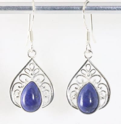 Opengewerkte zilveren oorbellen met lapis lazuli