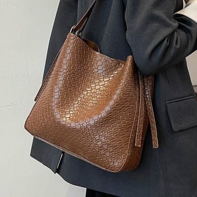 Version coréenne de sac tressé rétro et tendance pour femmes Nouveau sac bandoulière à épaule unique de niche de grande capacité Sac aisselle pour les trajets quotidiens brown