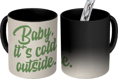 Magische Mok - Foto op Warmte Mokken - Koffiemok - Quotes - Kerst - Baby it's cold outside - Groen - Feestdagen - Magic Mok - Beker - 350 ML - Theemok - Tafeldecoratie Kerstmis - Kerstdecoratie tafel - Tafelversiering - Mok met Tekst