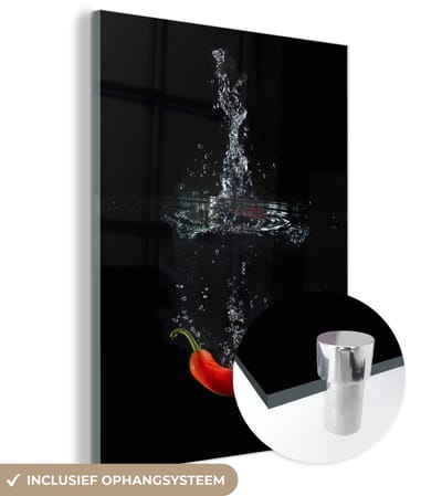 ® Glasschilderij 120x160 cm - Schilderij acrylglas - Een rode chilipeper valt in het water - Foto op glas - Muurdecoratie woonkamer - Wanddecoratie slaapkamer - Schilderijen